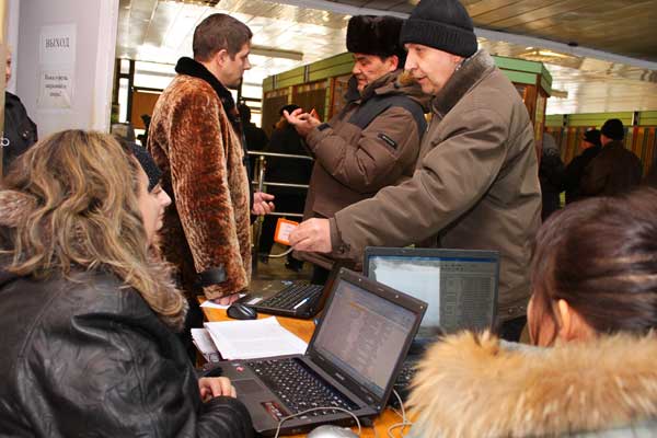 Должников ловили на заводской проходной
