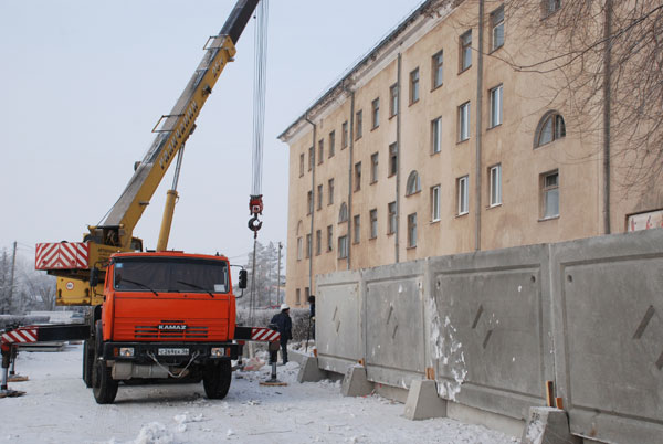 Театр скрылся за стеной
