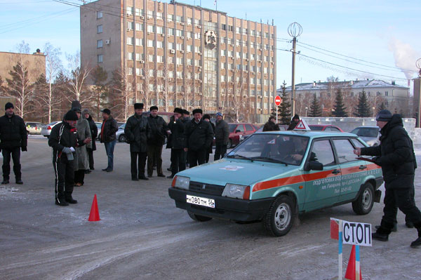 Мастерское вождение автомобиля по морозу