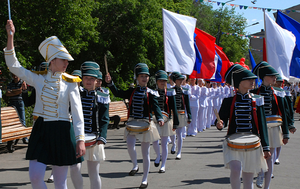 Народы на параде. Орчане в косоворотках и черкесках встретили праздник
