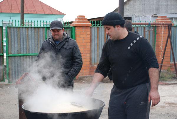 Мусульмане раздали праздничный плов