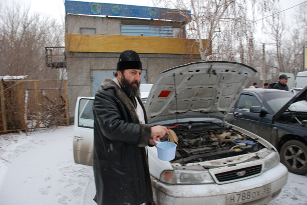 На бывшем посту ДПС окропляли святой водой автомобили