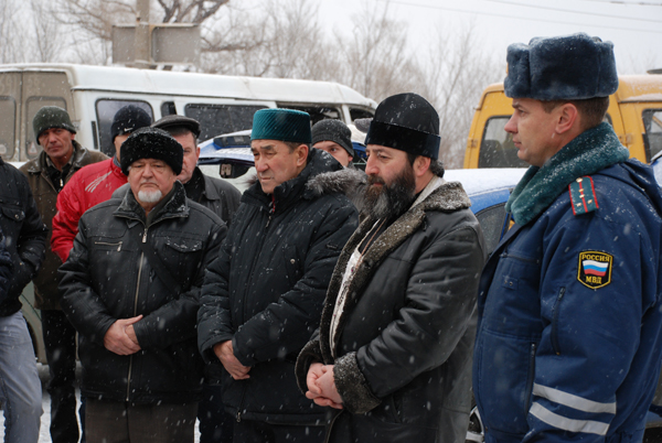 На бывшем посту ДПС окропляли святой водой автомобили