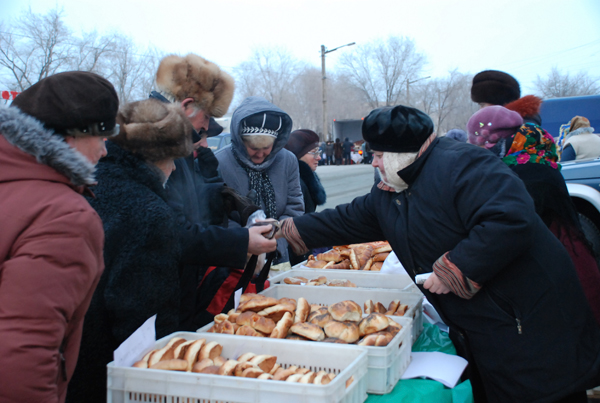 Ароматным чаем и блинами лакомились на ярмарке