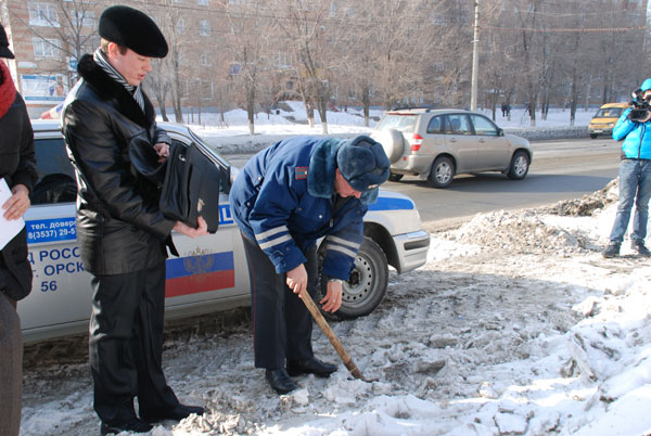 Снег, да и только. Город «зарылся» в расчистке дорог
