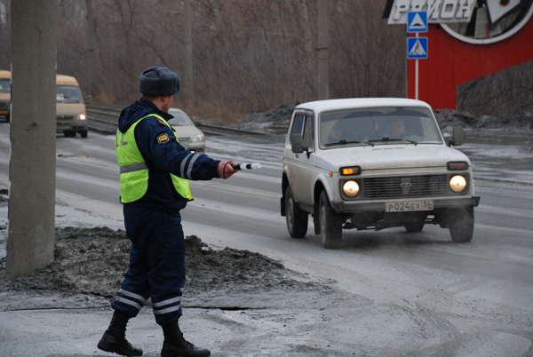 Был штраф, стал арест. Инспектора ГИБДД ловили забывчивых должников 