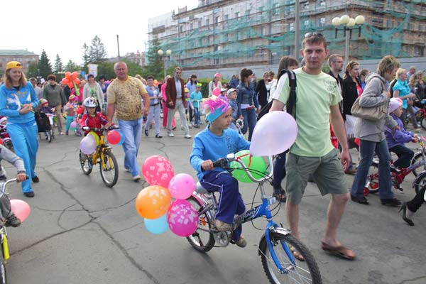 День защиты детей начался с костюмированного парада
