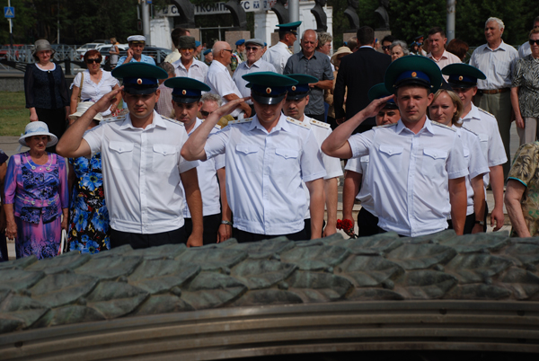 Гвоздики и минута молчания
напомнили о войне