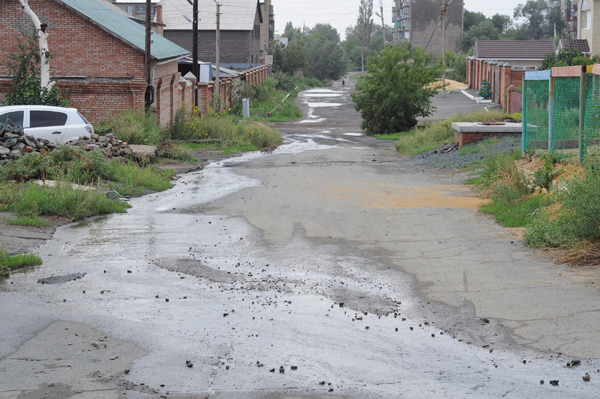 Питьевая вода щедро льется на землю