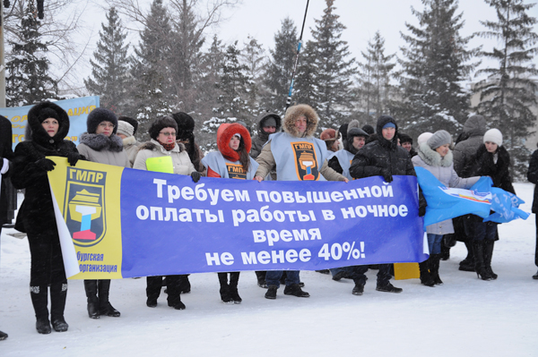 Пикет металлургов поддержали сто человек