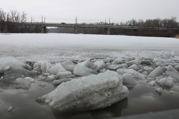 В Орск пришла большая вода.
Нижний мост уже затоплен, но настоящее испытание еще впереди