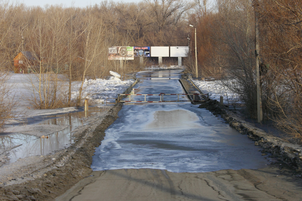 В Орск пришла большая вода.
Нижний мост уже затоплен, но настоящее испытание еще впереди