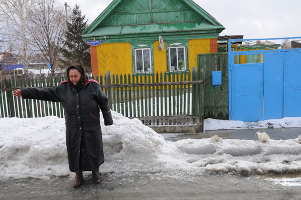 Поселок отправляется в плавание.
Первомайцам угрожают горные ручьи