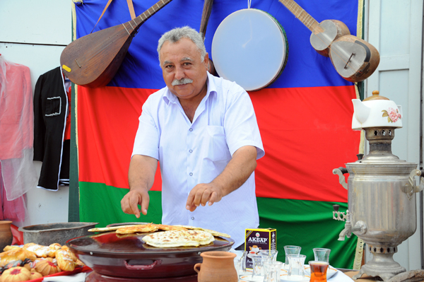 Попробовали таджикский плов, немецкий кребель 
и башкирские баурсаки