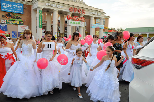 Все невесты в одном месте.
По городу прошлись девушки в белом