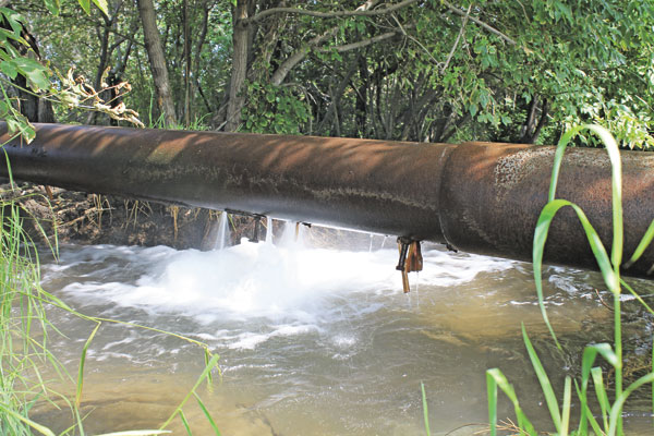 Тонны воды
утекают в канализацию