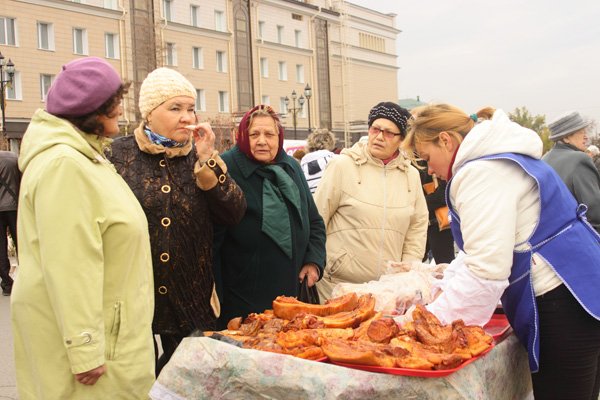 На Комсомольской угощали солеными огурцами.
В ярмарочном фестивале заочно участвовал глава города