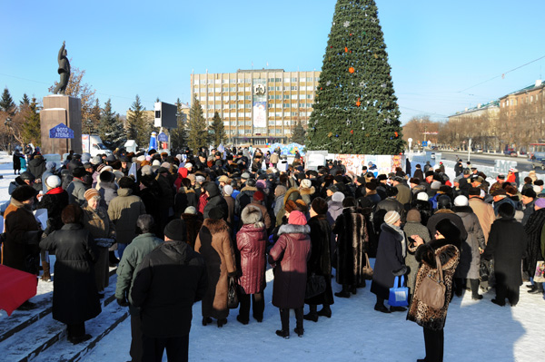 Сюрприз под новогодней елкой.
Двести орчан преподнесли властям подарок в виде пикета