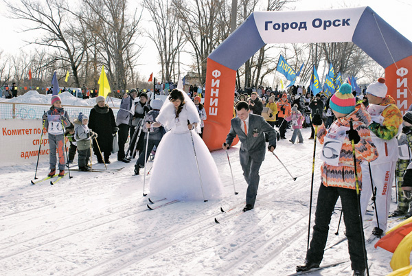 Хорошо бегут спортсмены в свадебных нарядах! «Лыжня России» прокатилась по Орску