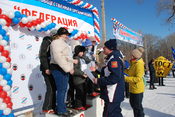 Хорошо бегут спортсмены в свадебных нарядах! «Лыжня России» прокатилась по Орску