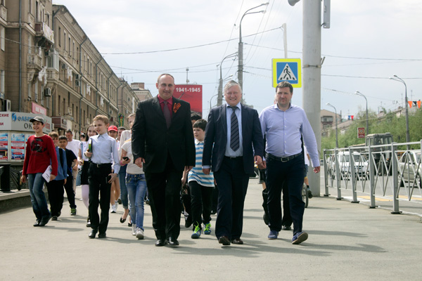 Карпов снова в нашем городе. Знаменитый шахматист сажал деревья и раздавал автографы
