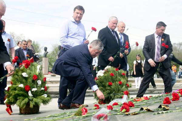 Карпов снова в нашем городе. Знаменитый шахматист сажал деревья и раздавал автографы
