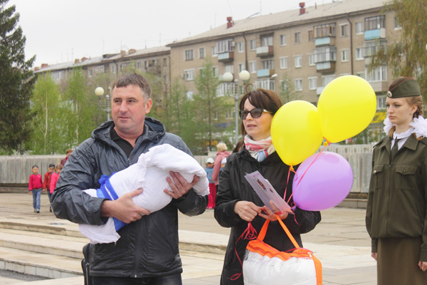 Одному сыну Качуриных – 14 лет, другому – 14 дней. У Вечного огня поздравляли тысячного новорожденного орчанина