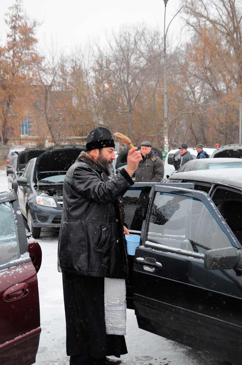 
На Бога надейся, но сам не плошай! Автомобили орчан освятили и напомнили, что надо ездить по правилам