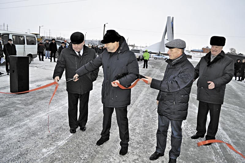 Километры автотрассы перетянули красной лентой