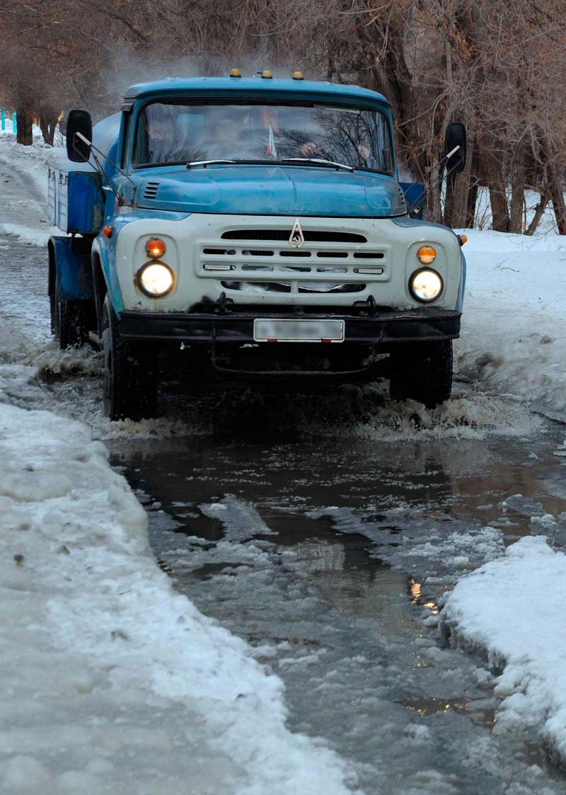 Среди торосов и айсбергов. Из-за капризов природы орские дворы превратились  в полосы препятствий. Ежедневная городская газета Орская хроника