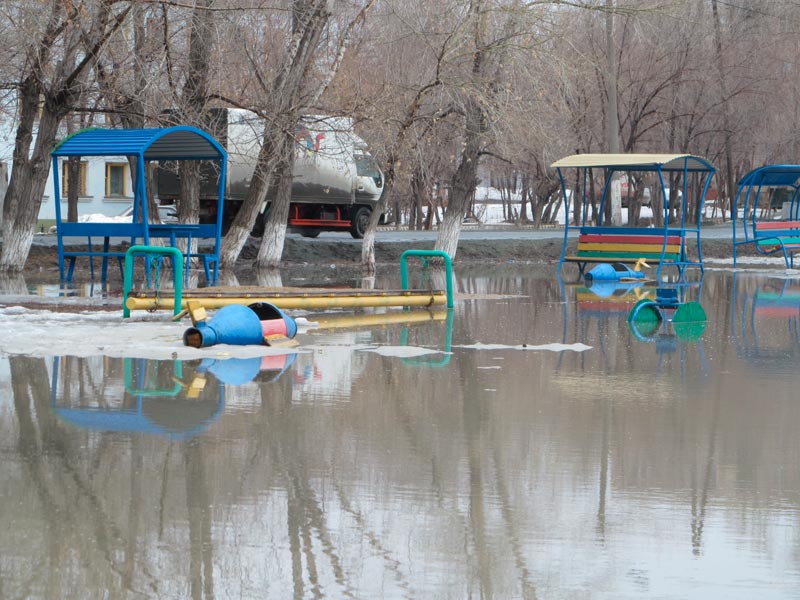 Вода идет, воде – дорогу! Реки еще не разлились, но дома уже подтапливает