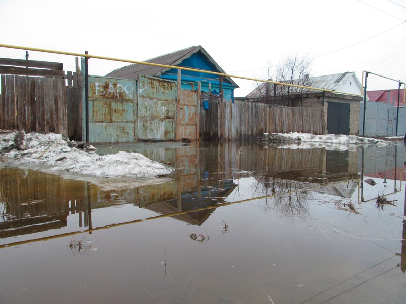 Вода идет, воде – дорогу! Реки еще не разлились, но дома уже подтапливает