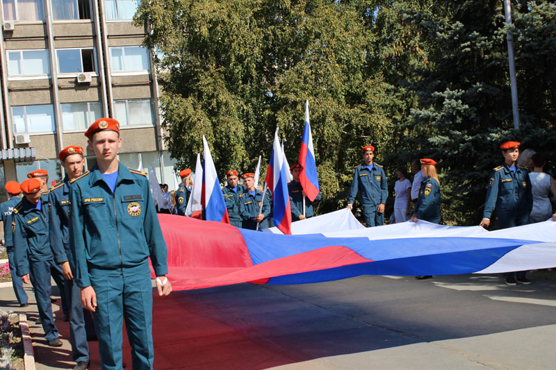 Российский стяг в руках молодежи. Орчане отметили День государственного флага