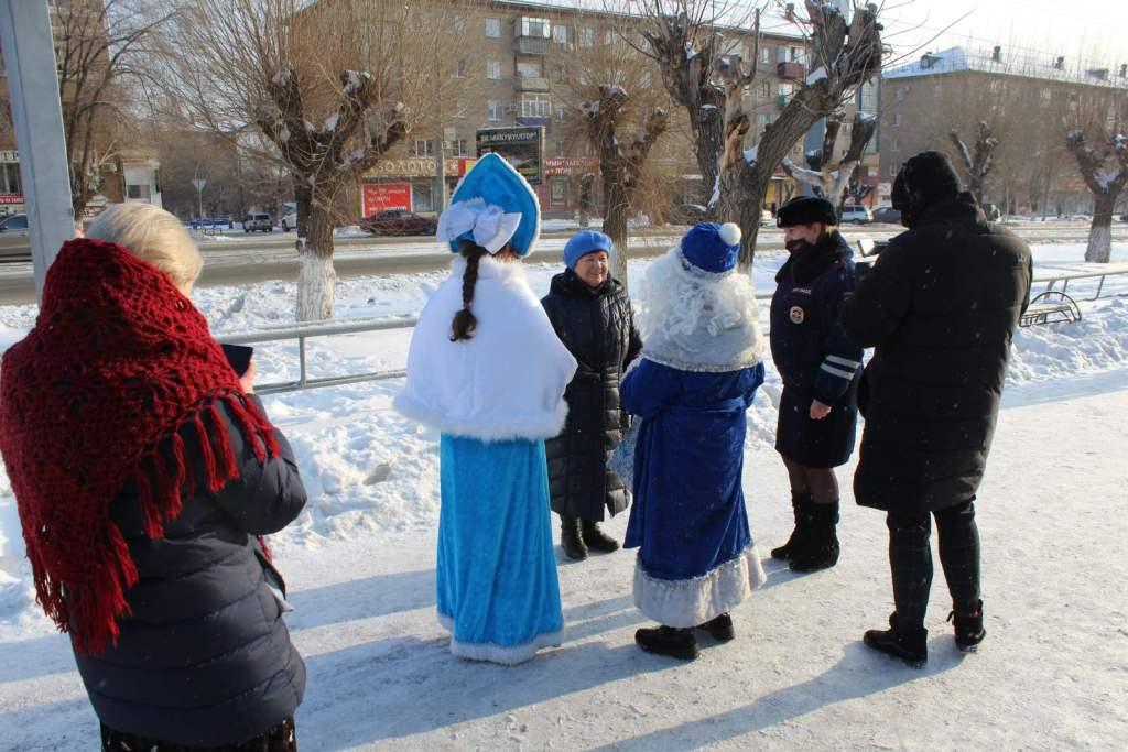 Дед Мороз и Снегурочка напомнили о правилах дорожного движения