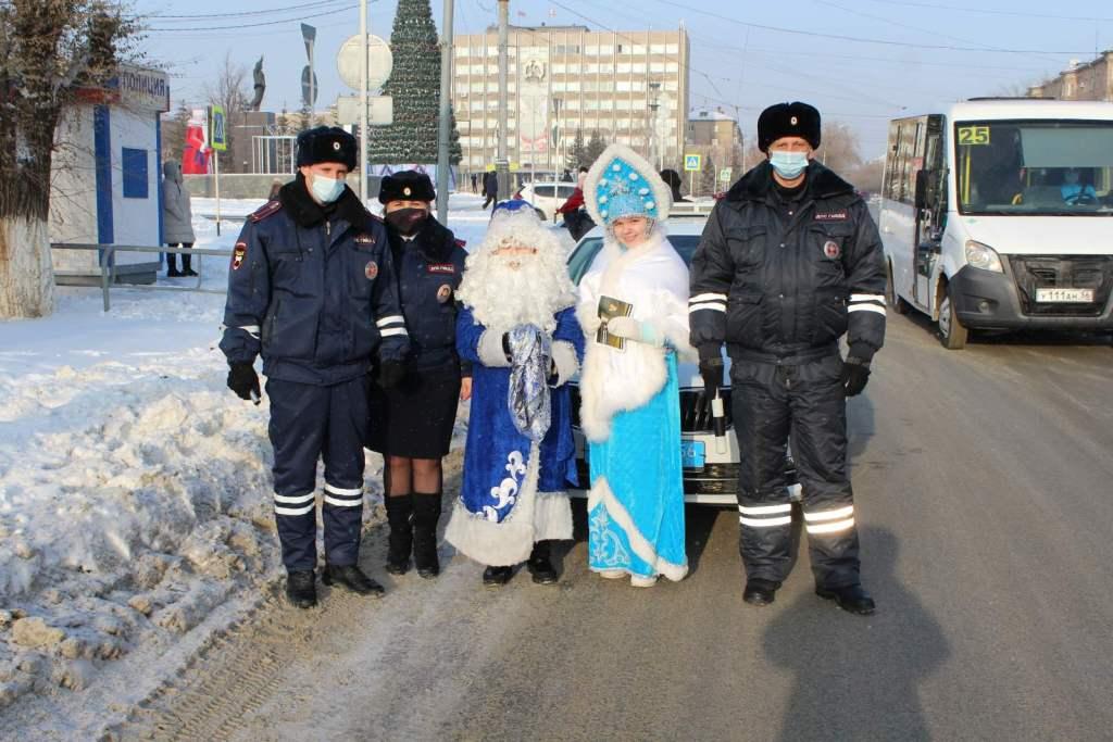 Дед Мороз и Снегурочка напомнили о правилах дорожного движения