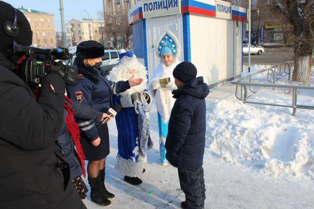 Дед Мороз и Снегурочка напомнили о правилах дорожного движения