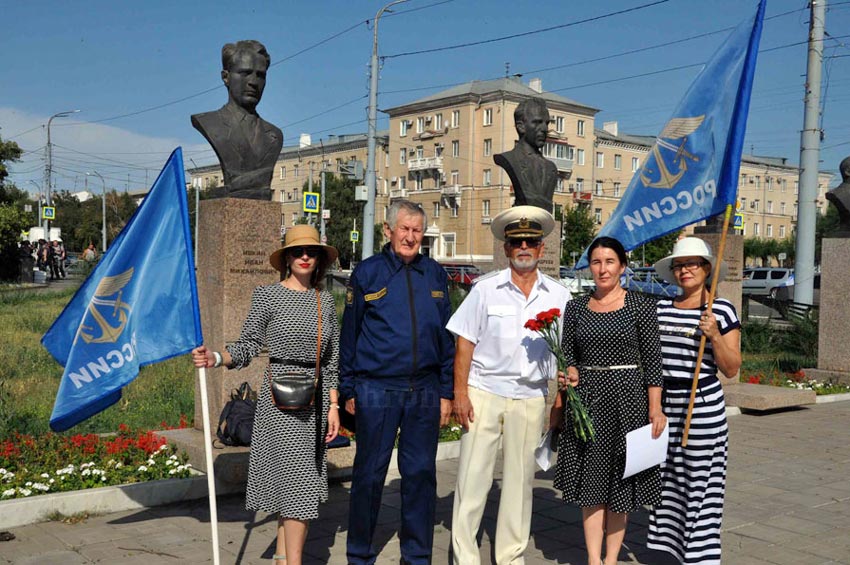 Раз в год моряки путешествуют по волнам памяти