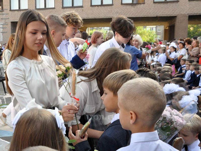 Ранец новый за спиной, белый бант над головой...