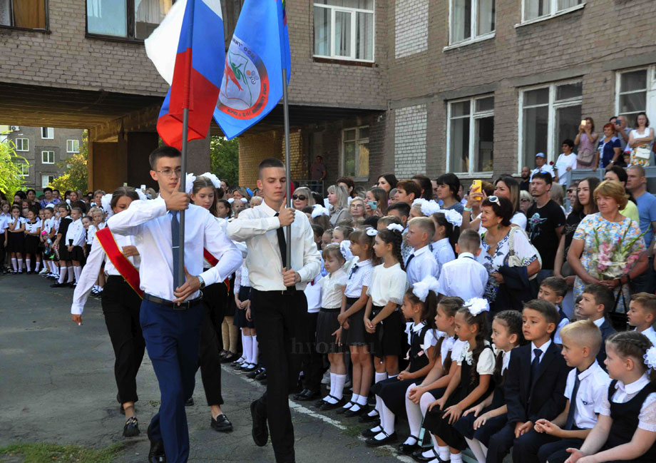 Ранец новый за спиной, белый бант над головой...