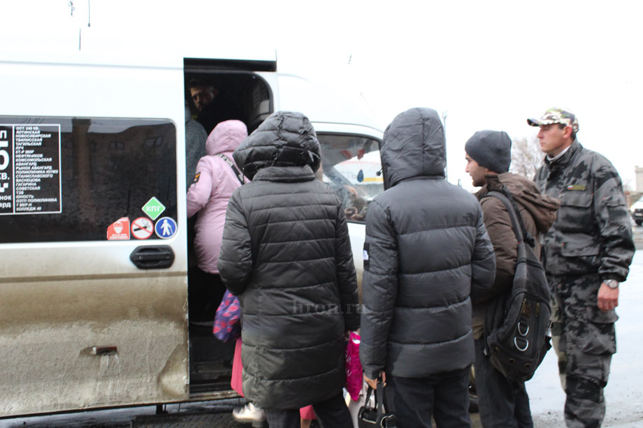 В ожидании транспорта под проливным дождем. Жители поселка ОЗТП по часу не могут уехать в центр города