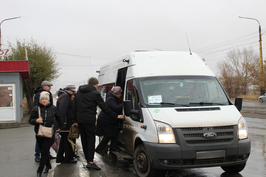 В ожидании транспорта под проливным дождем. Жители поселка ОЗТП по часу не могут уехать в центр города