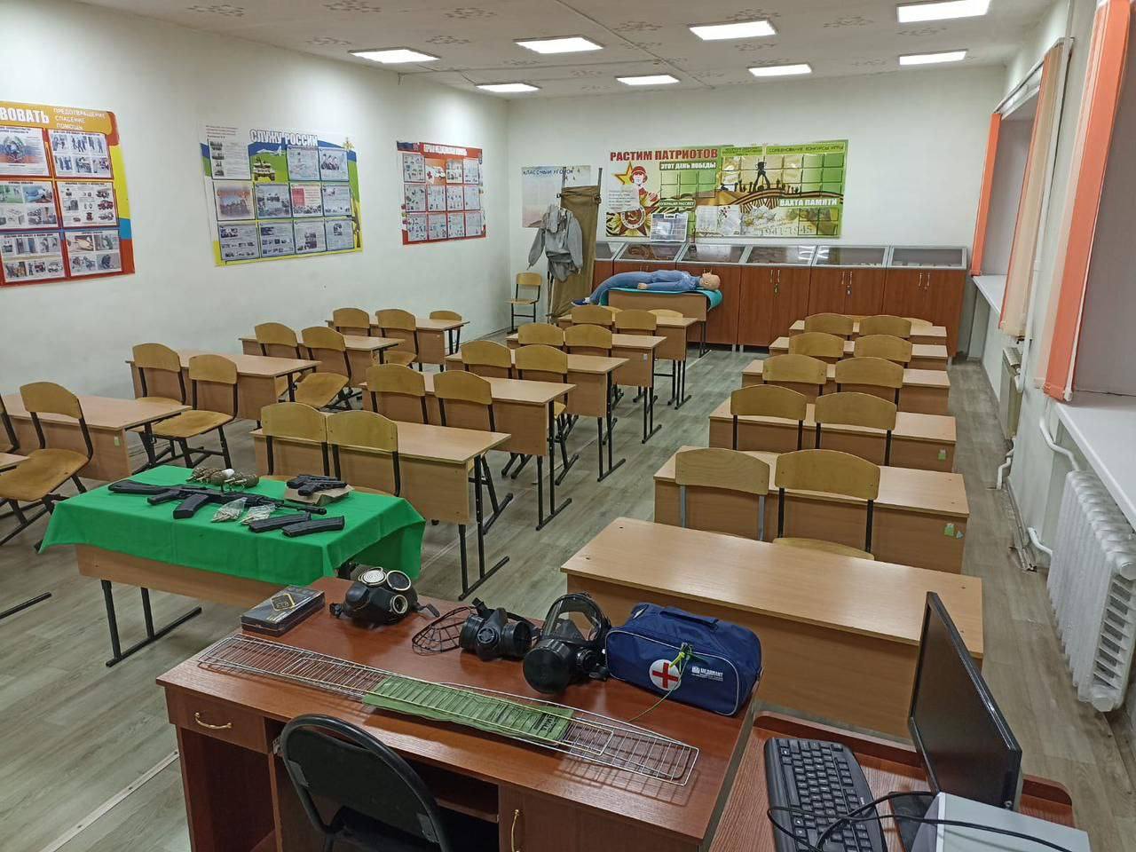 От верстака до противогаза. Чем оснастили школы города?