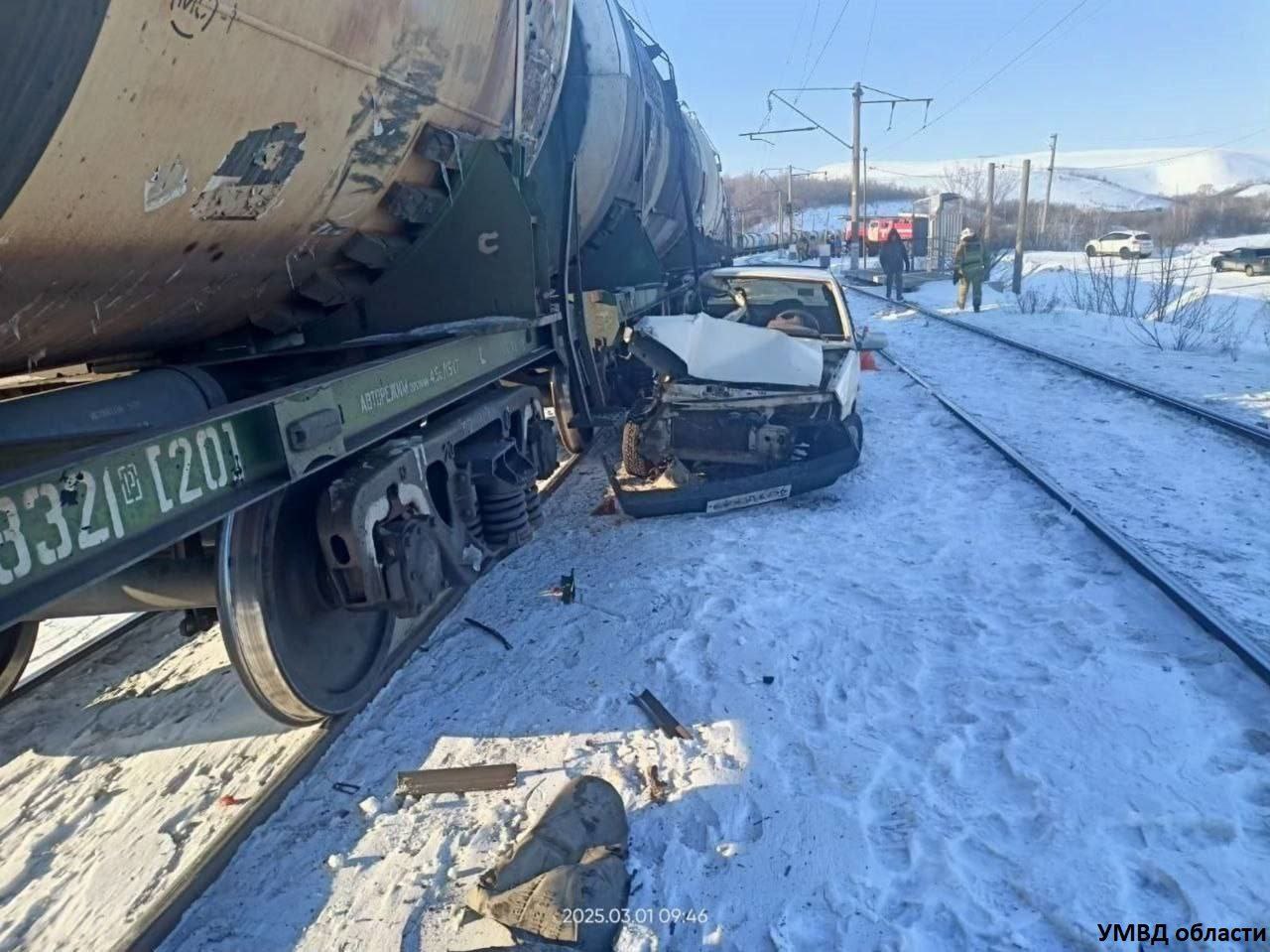 Автомобиль столкнулся с поездом на железнодорожном переезде