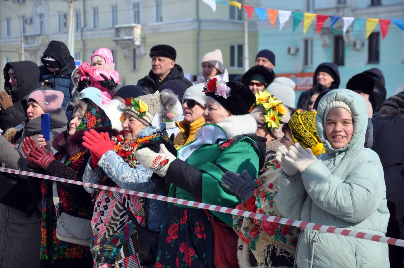 Заплела косу - получай блины! Орчане проводили зиму с хороводами, частушками и угощениями