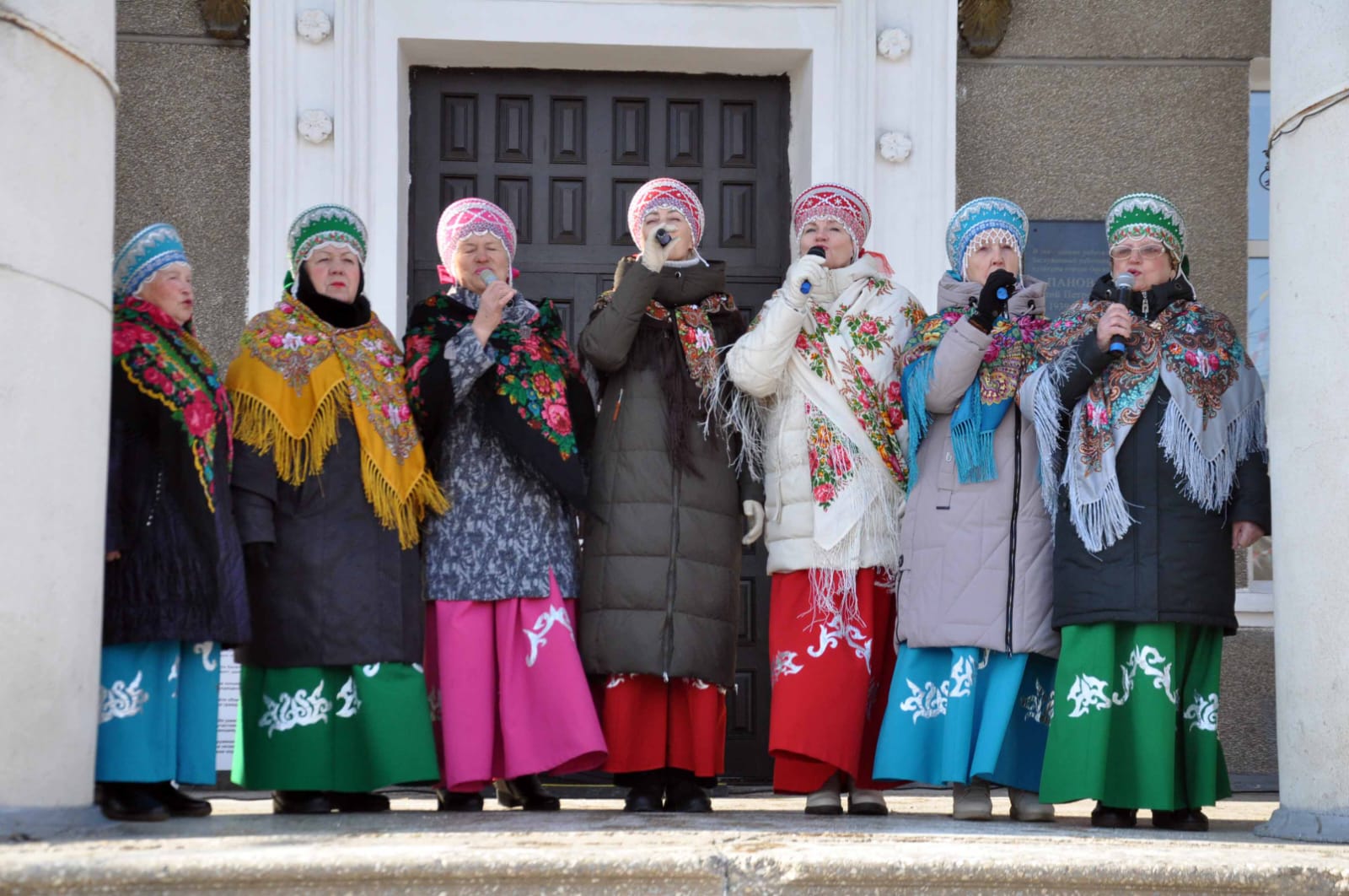 Заплела косу - получай блины! Орчане проводили зиму с хороводами, частушками и угощениями