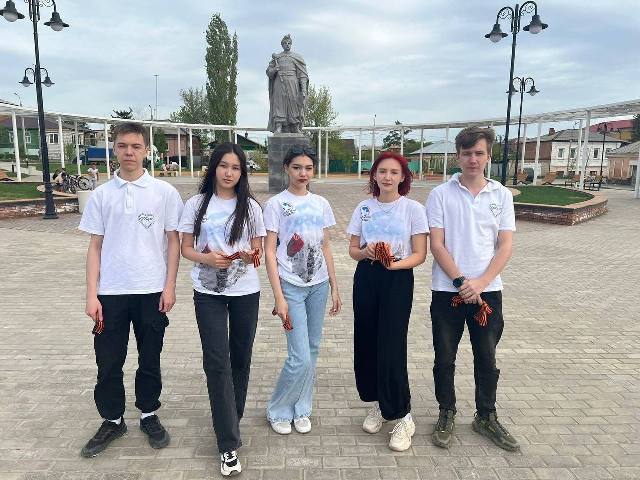 Орские волонтеры продолжают раздавать символ Победы