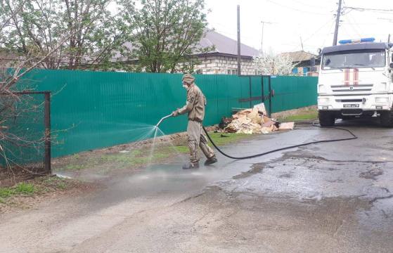 В Орске ведется санитарная обработка улиц, с которых ушла вода