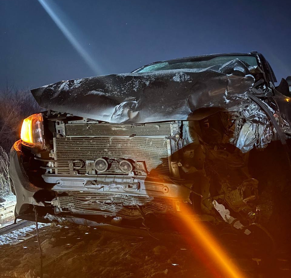 Выезд на встречную полосу стал причиной столкновения трех автомобилей