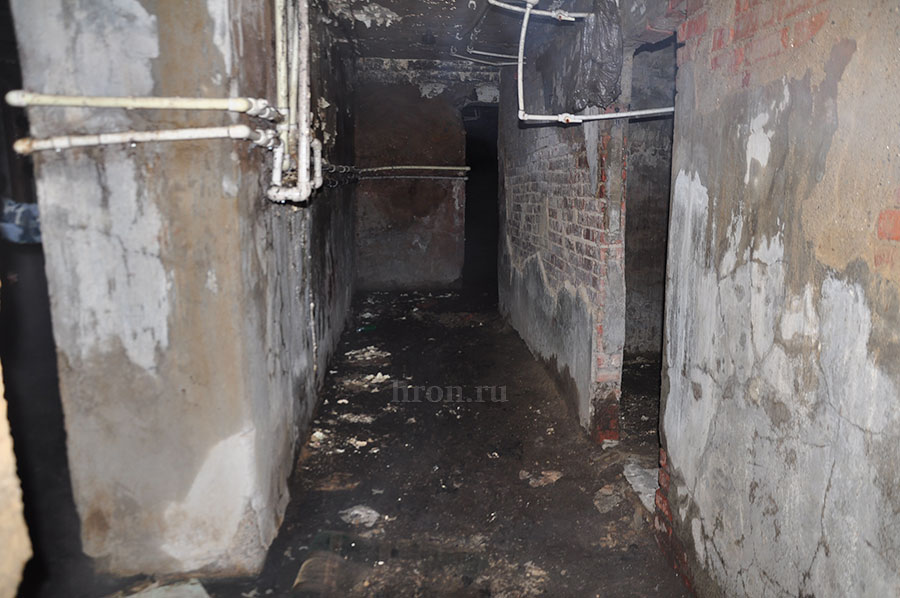 Весь покрытый наледью... Жильцы четырехэтажки просят вернуть им горячую воду