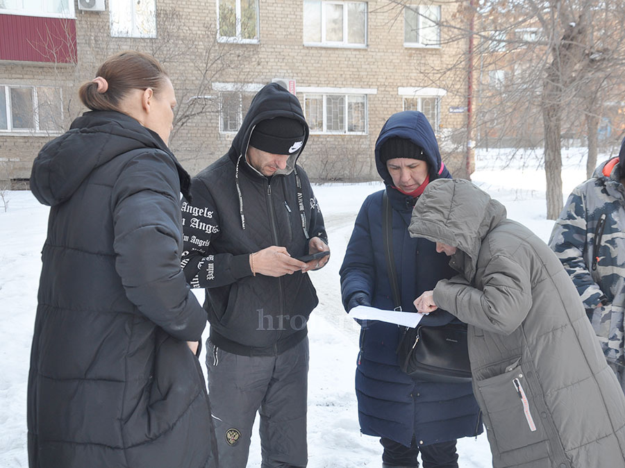 Весь покрытый наледью... Жильцы четырехэтажки просят вернуть им горячую воду